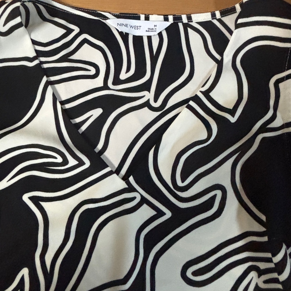 Nine West Essential V-Neck Women’s Blouse- Black and White Pattern- Size Medium - Picture 3 of 5